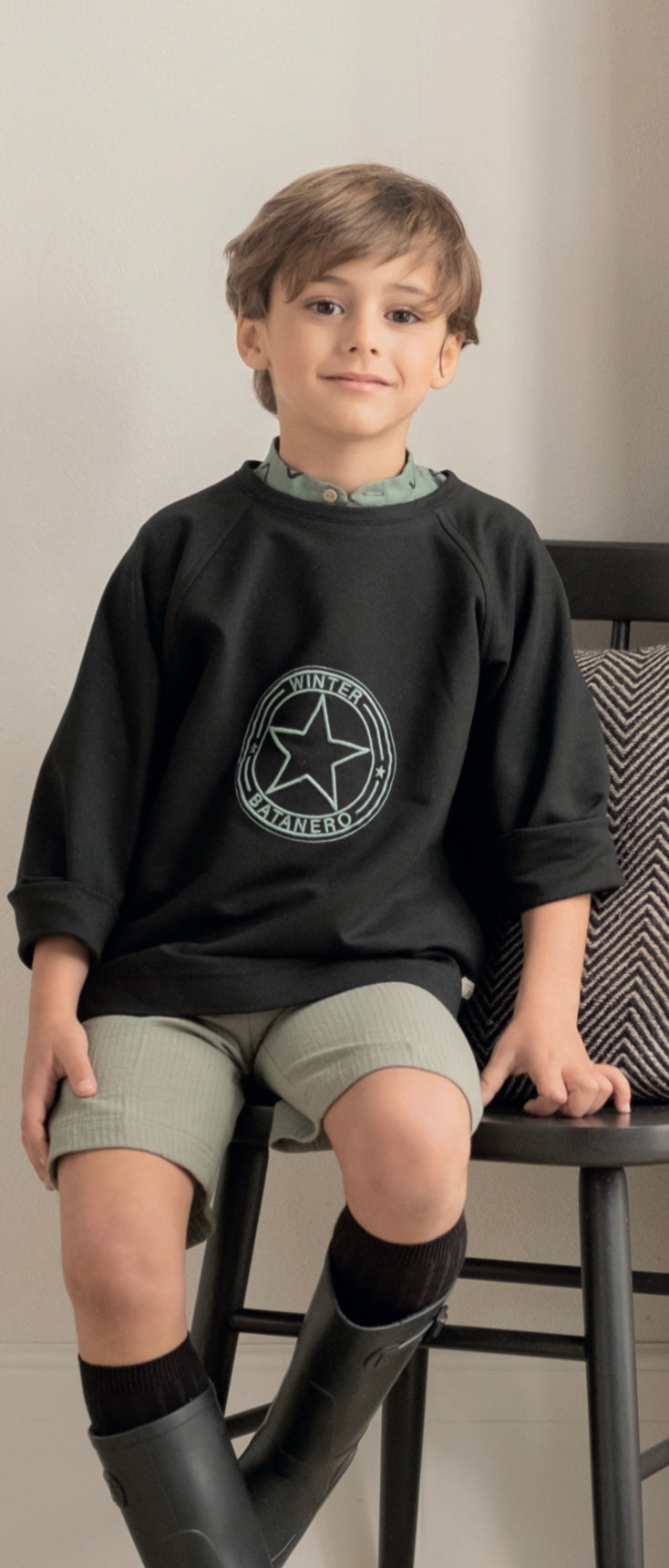 Sudadera niño negra estrella verde Pilar Batanero invierno 2023
